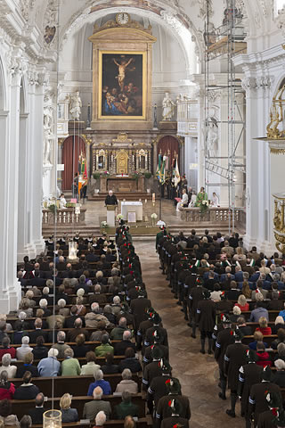 Blick ins Kirchenschiff der katholischen Pfarrkirchen von Tegernsee