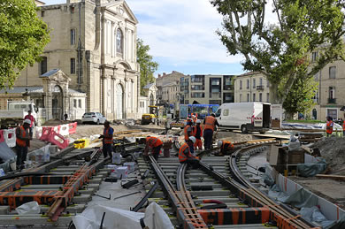Arbeiter verlegen Eisanbahnschienen im Stadtgebiet von Montpellier