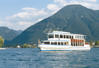 Rundfahrtschiff an der Anlegestelle Rathaus Tegernsee