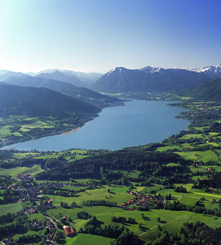 Luftaufnahme vom Norden aus ins Tegernseer Tal